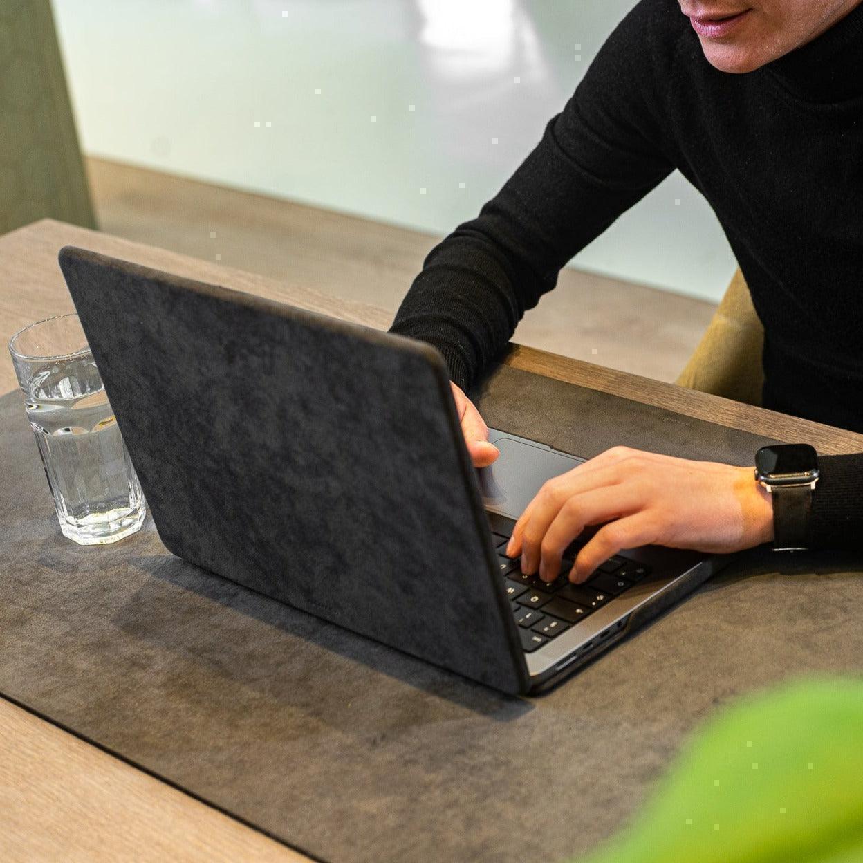 Alcantara MacBook Pro & Pro Max Cover - For 14 inch (2021 - 2025) - Space Grey - Alcanside